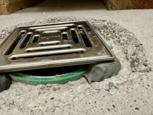 Projekt Bodenanarbeitung Ablaufrohr von Capiaghi Maler und Gipser Zürich